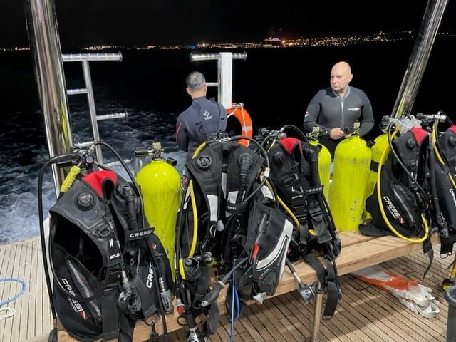 dive at night from boat